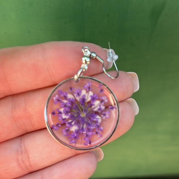 New Handmade Dried and Pressed Flower Resin Disk Earrings - Picture 14 of 17